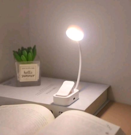 مصباح قراءة LED قابل للتثبيت والشحن – إضاءة قابلة للتعديل (أبيض، أصفر، أبيض دافئ) مع تحكم في السطوع.