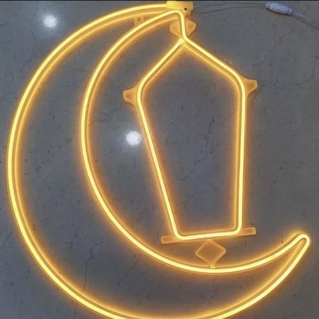 اناره على شكل هلال مع فانوس رمضان