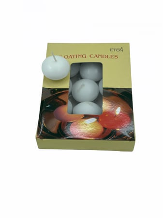 شموع تطفو فوق الماء ابيض