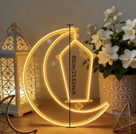اناره على شكل هلال مع فانوس رمضان
