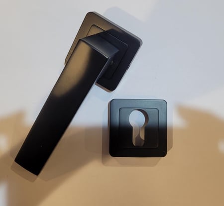 مسكة باب خشب مفصول