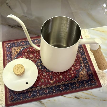 ابريق ماء خشبي