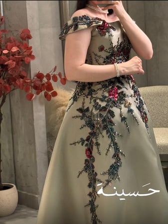 فستان بلون زيتي فاخر مطرز بورود