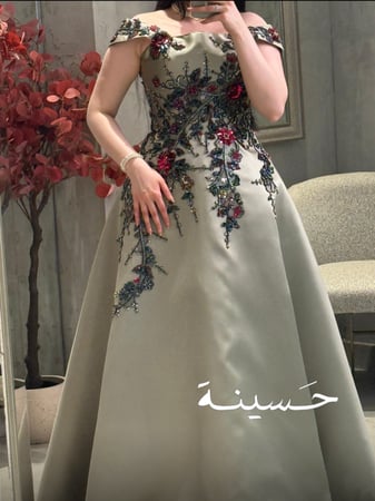 فستان بلون زيتي فاخر مطرز بورود