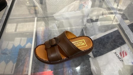 نعال بني غامق صغير