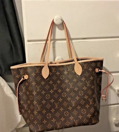 شنطة لويس فيتون 02 تصميم فاخر وأنيق يتناسب مع جميع الإطلالات