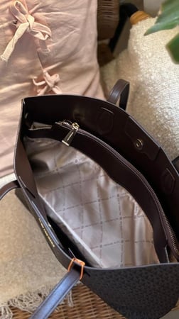 حقيبة نسائية بتصميم عملي وفاخر للجامعة