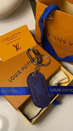 ميدالية مميزة لون كحلي