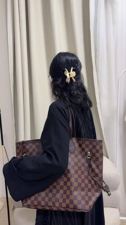 شنطة لويس فيتون تصميم فاخر ومثالي لجميع المناسبات