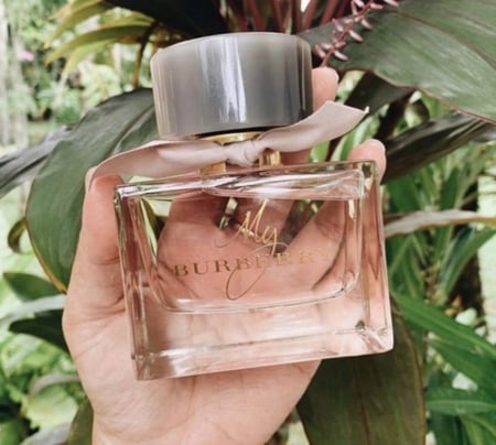 عطر نسائي راقٍ وفاخر برائحة الورد والمسك الآسرة