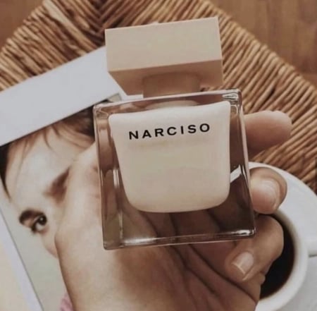 عطر نسائي بعبير المسك البودري الناعم والأنيق