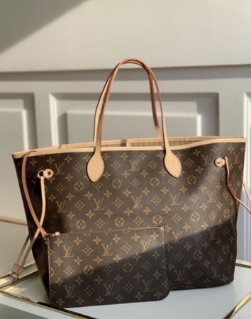 شنطة لويس فيتون 02 تصميم فاخر وأنيق يتناسب مع جميع الإطلالات
