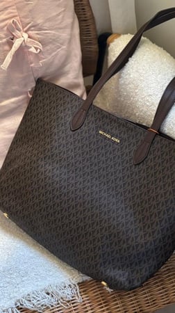 حقيبة نسائية بتصميم عملي وفاخر للجامعة