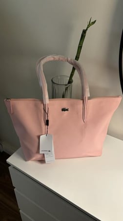 شنطة لاكوست لارج تصميم أنيق بخامات متينة وعملية لكل يوم