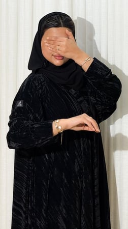 عباية ورده مخمل مكسر لون الأسود