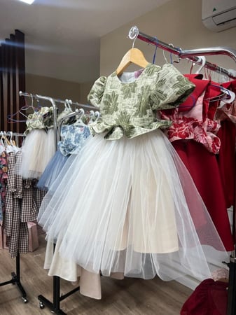 فستان أخضر زيتي ذهبي مع تول .