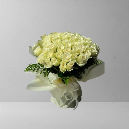 باقة ابيض وتغليف اوف وايت