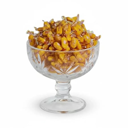 حلاوة عسلية تقليدية مغلفة في وعاء زجاجي للضيافة