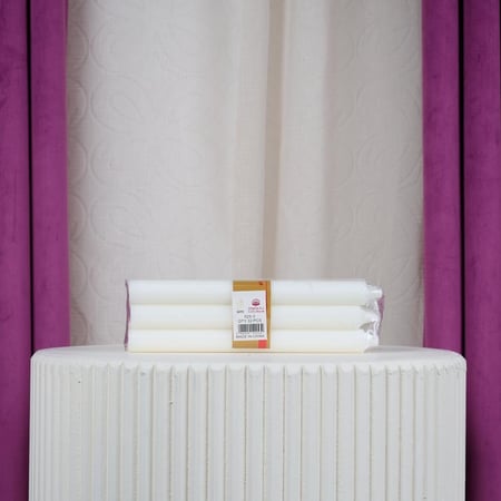 شموع طويلة بيضاء