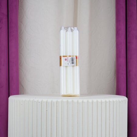 شموع طويلة بيضاء