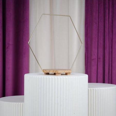 ستاند ورد سداسي ذهبي