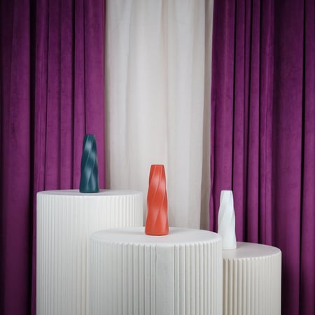 فازة ورد بلاستيك ازرق