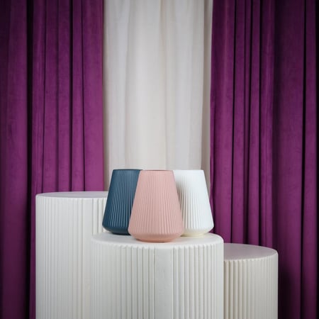 فازة ورد بلاستيك ازرق