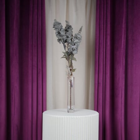 ورد رمادي مع أوراق