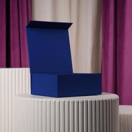 علبة هدايا زرقاء صغيرة