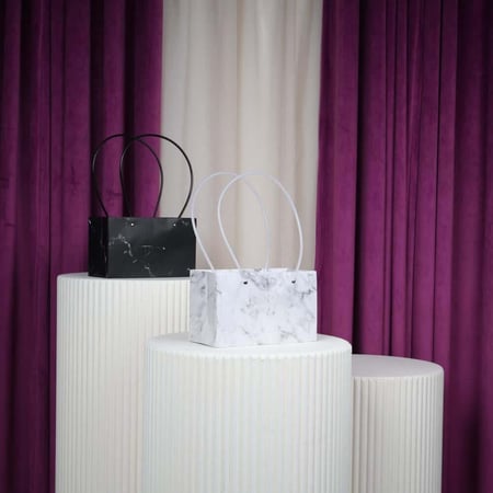 أكياس علاقي كرتوني وسط درزن