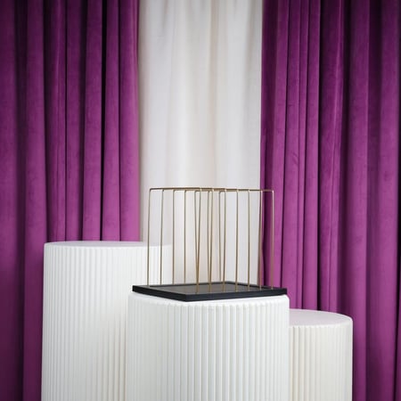 ستاند تقديم ذهبي بقاعدة خشبيه سوداء