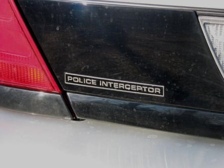 شعار POLICE INTERCEPTOR للفورد والتورس والدوج البوليسي ( بلاستيك طبق الاصلي )