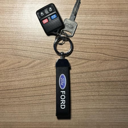 ميدالية مفتاح فورد ( جلد )