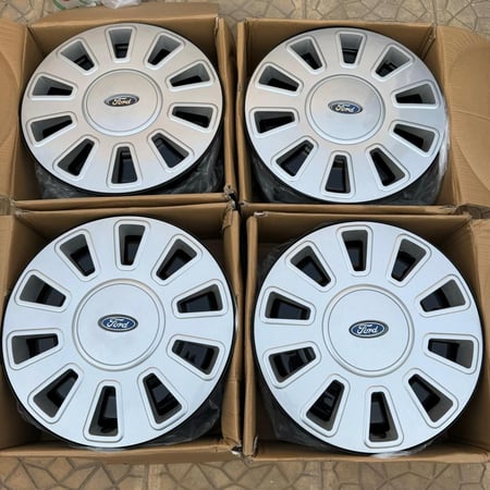 طقم جنوط فورد فكتوريا بوليسي مقاس 17 ( جديد )