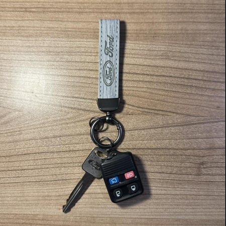 ميدالية مفتاح بشعار فورد