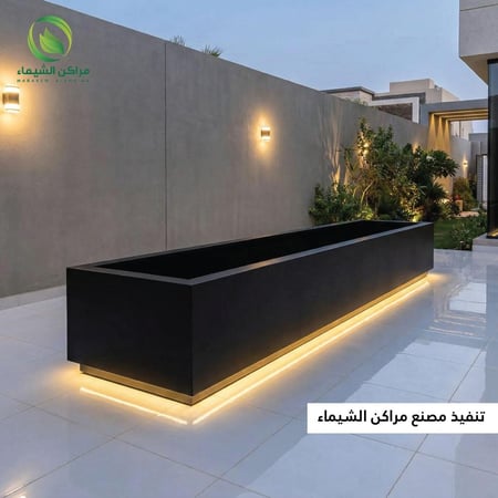 حوض كبير جدا للاشجار مضئ