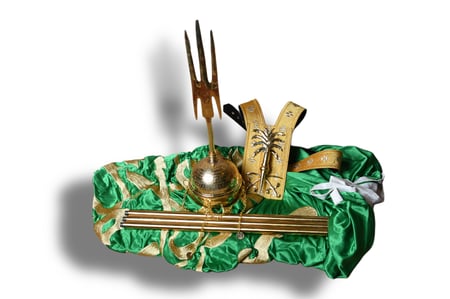 بيرق سعودي مع طاسه دائري منقوشه