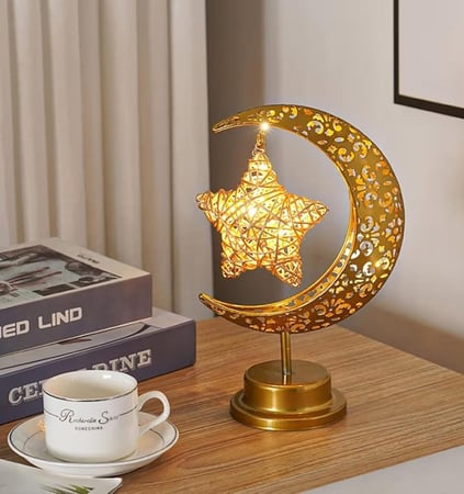 مصباح طاولة رمضاني على شكل هلال وسطه نجمة يعمل بالبطاريات