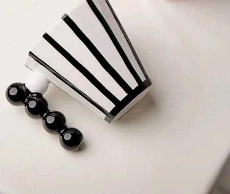 كوب قهوة سيراميك كلاسيكي بتصميم مخطط