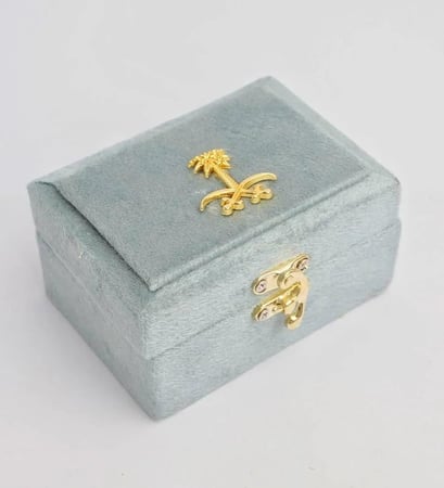 أوقيتين من العود التايقر الفيتنامي 56 جرام + أوقية من عود البيت 28 جرام + 2 علب عود مخمل رماديه حجم أوقية + 1 فحم سريع الاشتعال + 1 مسك أبيض 1/2 تولة - 1 تولة مسك أبيض 1/4 تولة + مبخرة