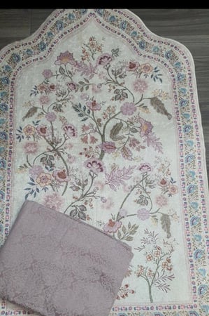 سجاده صلاة بنقوش زهرية أنيقة