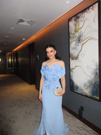 فستان الوردة السماوي