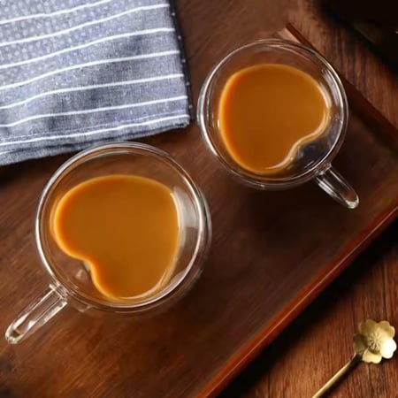 كوب زجاجي بشكل قلب