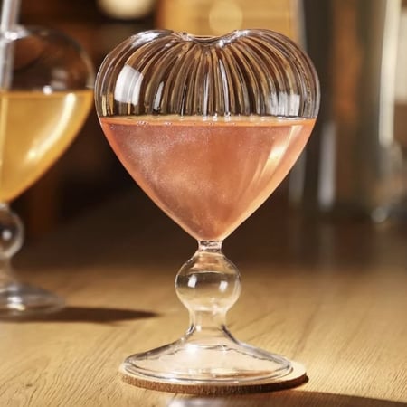 كاس على شكل قلب مع مزاز