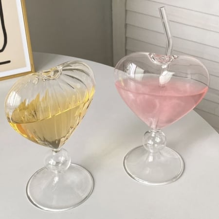 كاس على شكل قلب مع مزاز