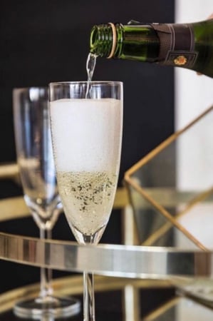 كأس نبيذ زجاجي