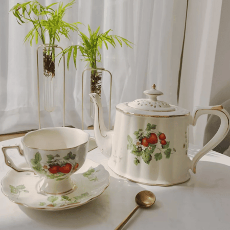 ابريق شاي بزهرة الفراولة