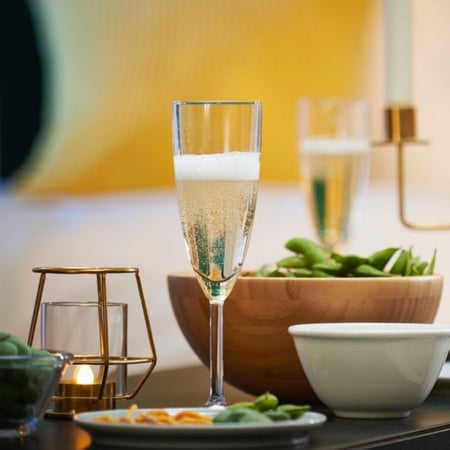 كأس نبيذ زجاجي