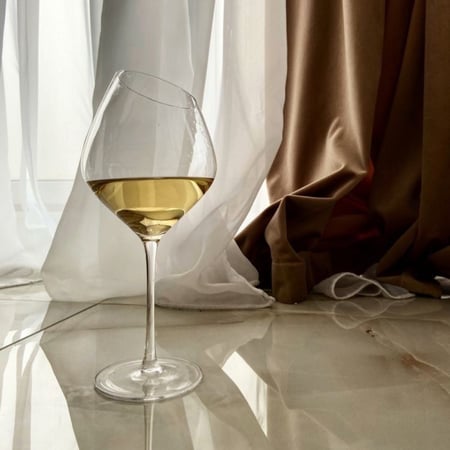 كأس نبيذ زجاجي