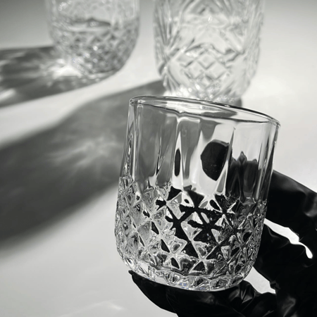 دورق زجاجي مع كأس